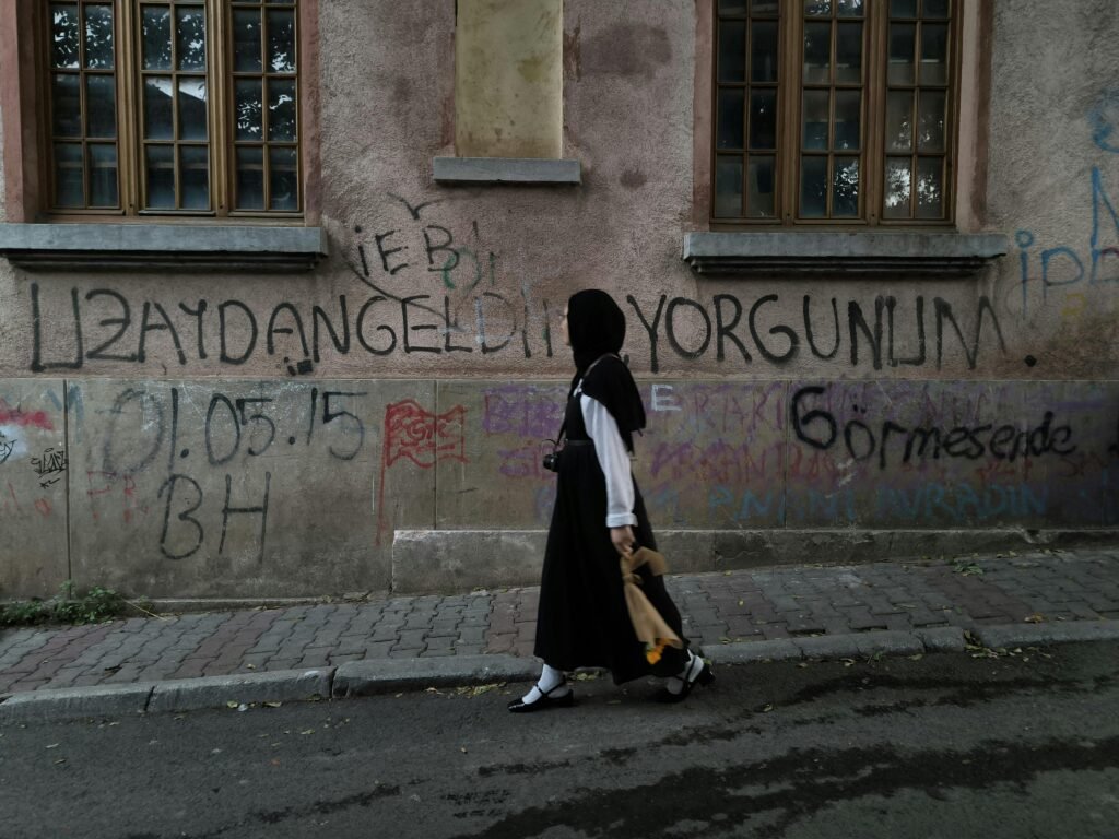 Frau Läuft An Graffiti Bedeckter Wand Entlang