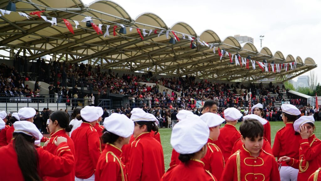 Kinder feiern den Tag der Nationalen Souveränität und des Kindes in Istanbul, Türkei.