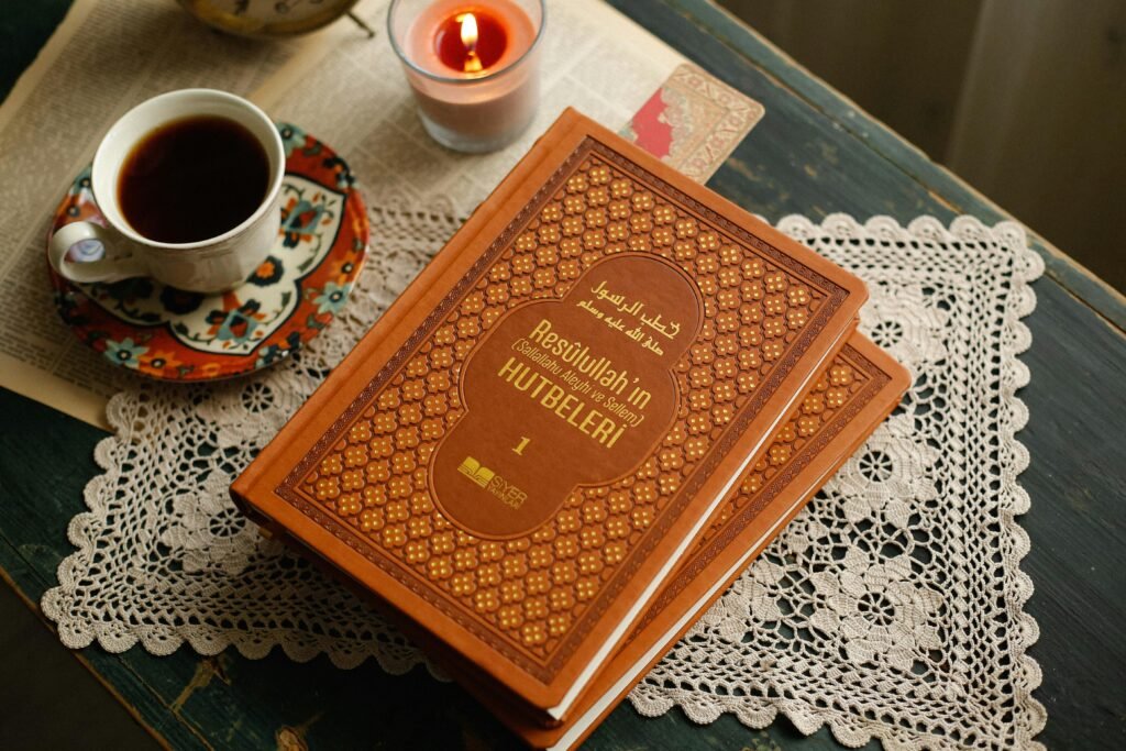 Gemütliche Leseecke Mit Tee Und Buch Auf Einer Spitzentischdecke