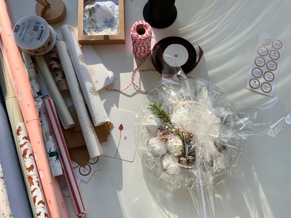 Entdecken Sie eine übersichtliche Darstellung aller wichtigen Geschenkverpackungsutensilien für jeden Anlass. Inklusive Geschenkpapier und Bändern.