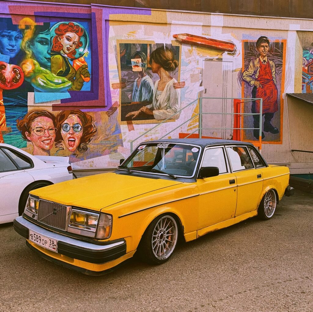Ein Gelber Oldtimer Auf Der Straße Geparkt