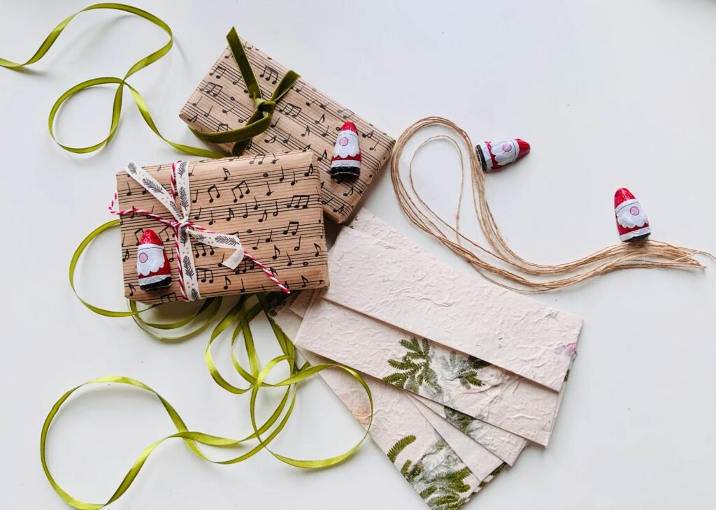 Stilvolles Geschenk, verpackt in Notenpapier mit grünen Bändern und dekorativen Zwergenfiguren.