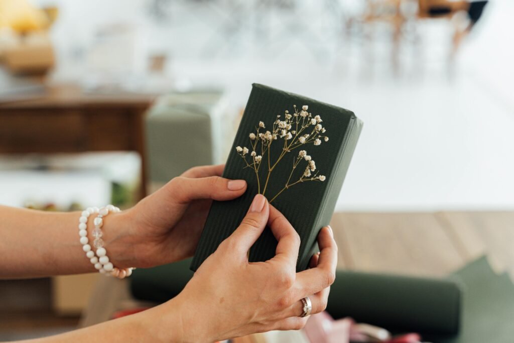 Kostenloses Stock Foto zu aufmerksames geschenk, besonderen anlass, blumen